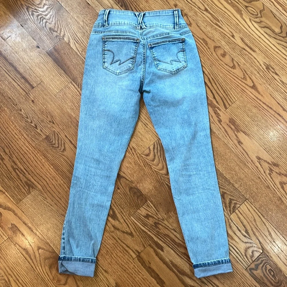 Women’s Wallflower Sassy High Rise Jeans. Size 7. Like New Condition.